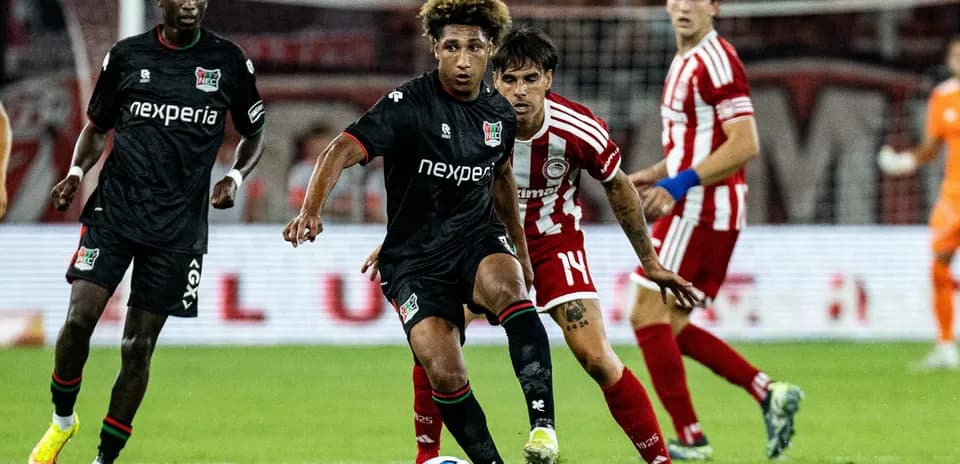 Jugadores de NEC y Olympiakos durante el partido