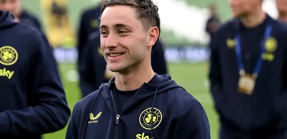 Jugador sonriendo durante calentamiento en el campo