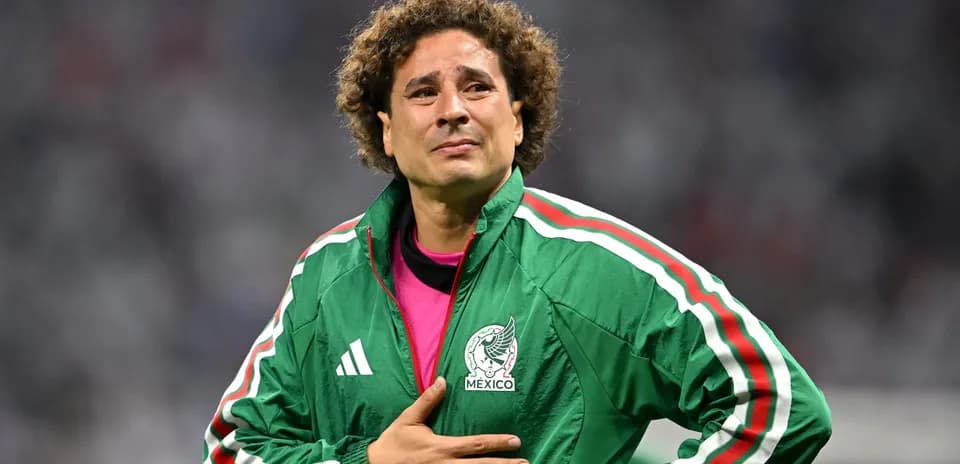 Jugador de México con chaqueta verde en el campo