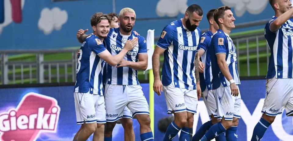 Jugadores de Lech Poznań celebrando un gol