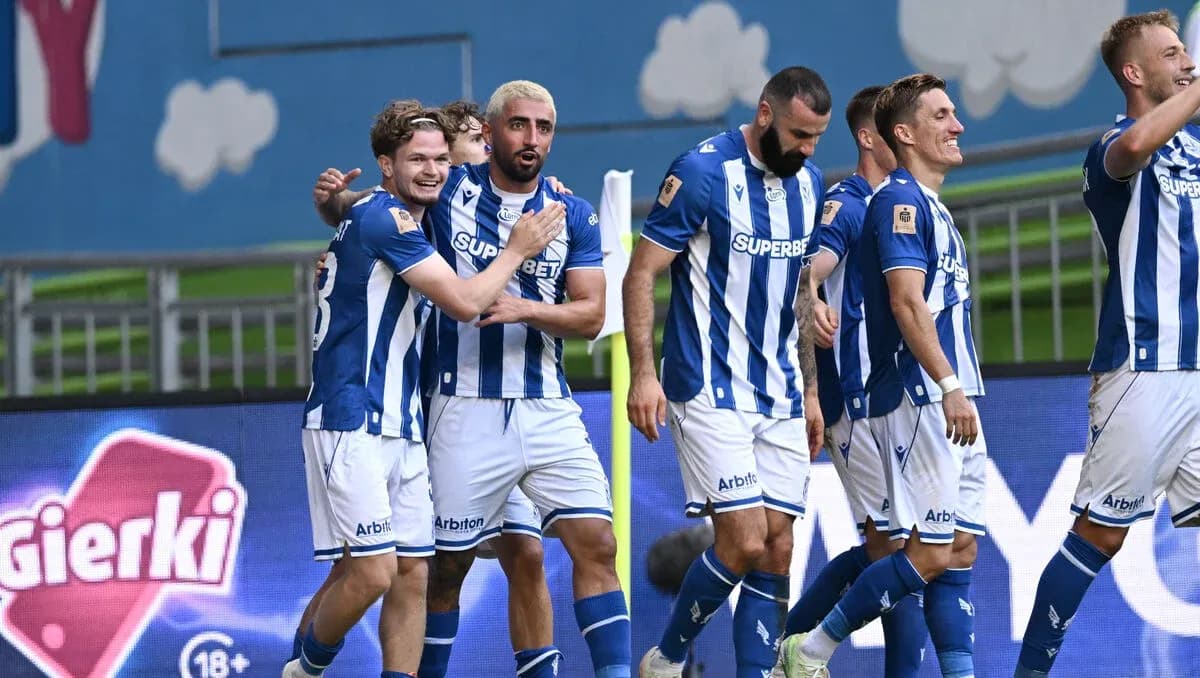 Jugadores de Lech Poznań celebrando un gol