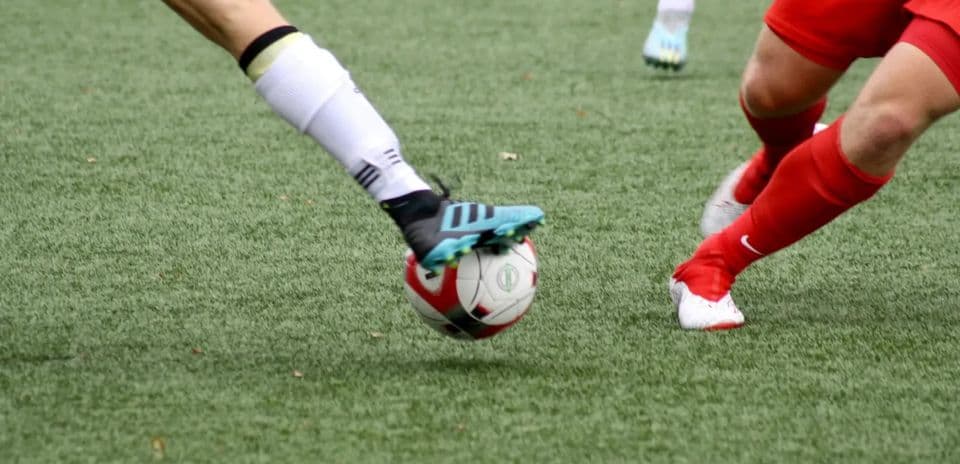 Jugadora de fútbol golpeando el balón