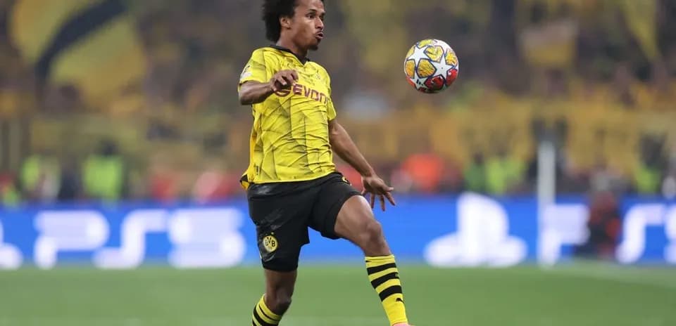 Jugador de Borussia Dortmund controla el balón en el campo