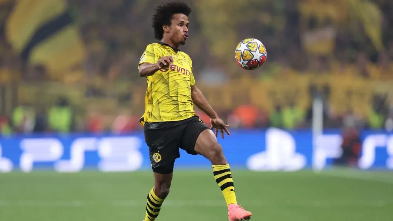 Jugador de Borussia Dortmund controla el balón en el campo