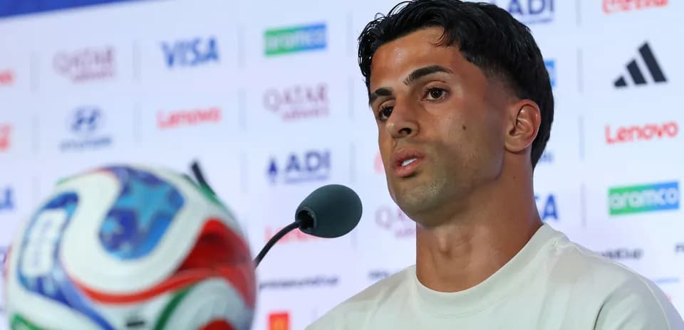 Jugador en conferencia de prensa con balón