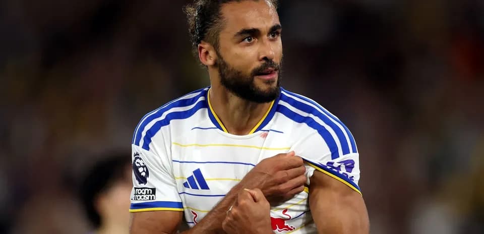 Jugador mostrando su camiseta durante el partido