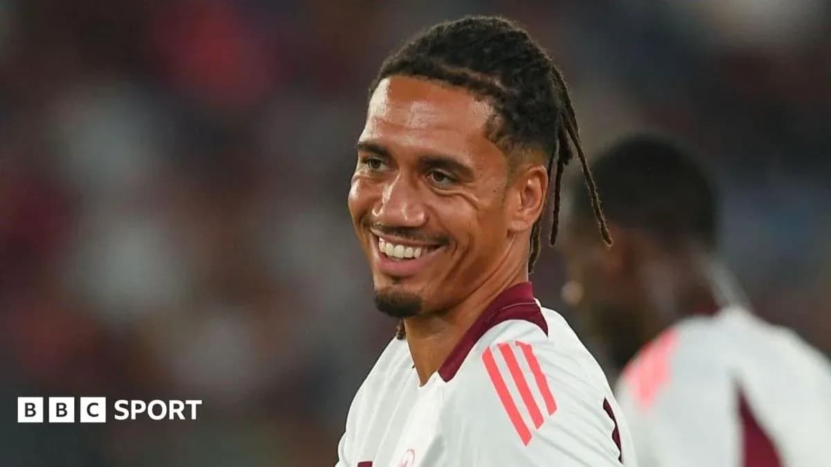 Jugador sonriendo durante el calentamiento en el campo
