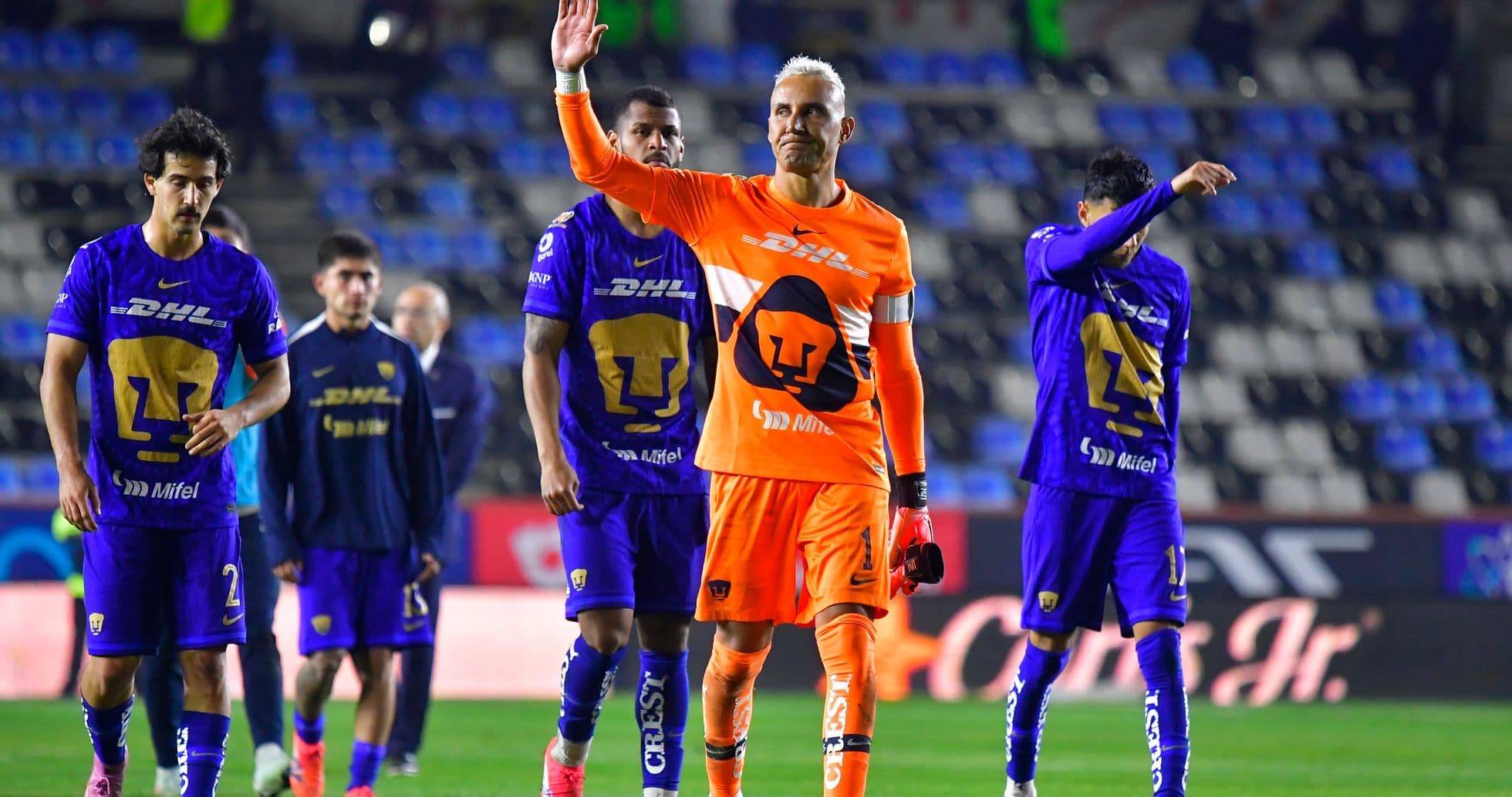 Jugadores de U.N.A.M. Pumas saludando al público