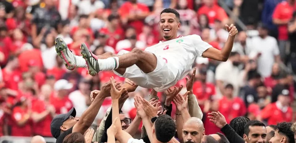 Jugador levantado por compañeros en celebración