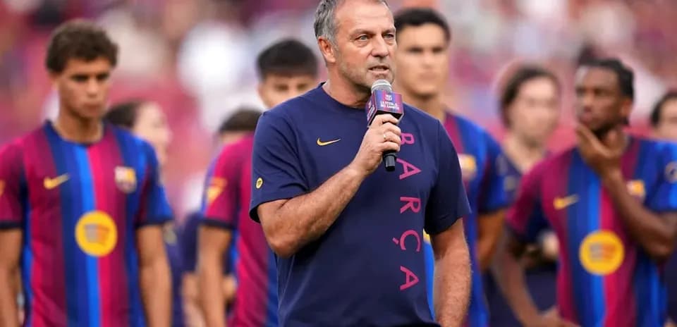 Entrenador hablando en evento con jugadores de Barça