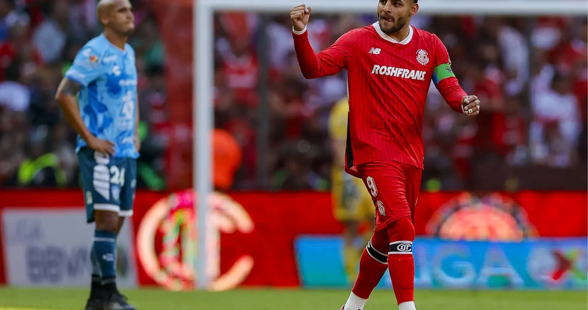 Jugador de Toluca celebra un gol durante el partido