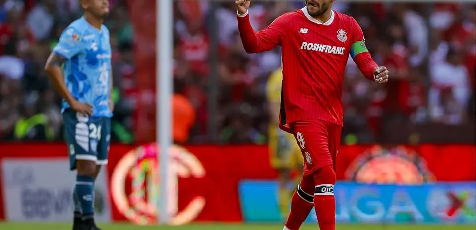 Jugador de Toluca celebra un gol durante el partido