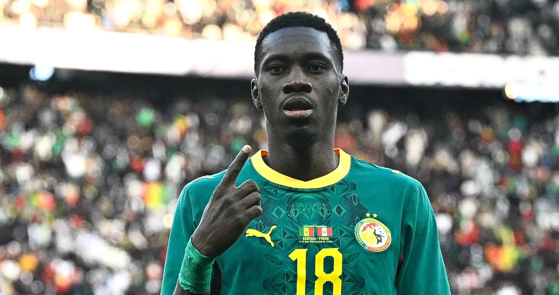 Jugador de Senegal señalando con el dedo durante el partido