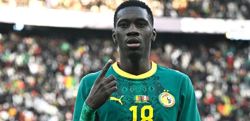 Jugador de Senegal señalando con el dedo durante el partido