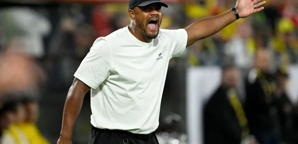 Entrenador dirigiendo a su equipo en el partido