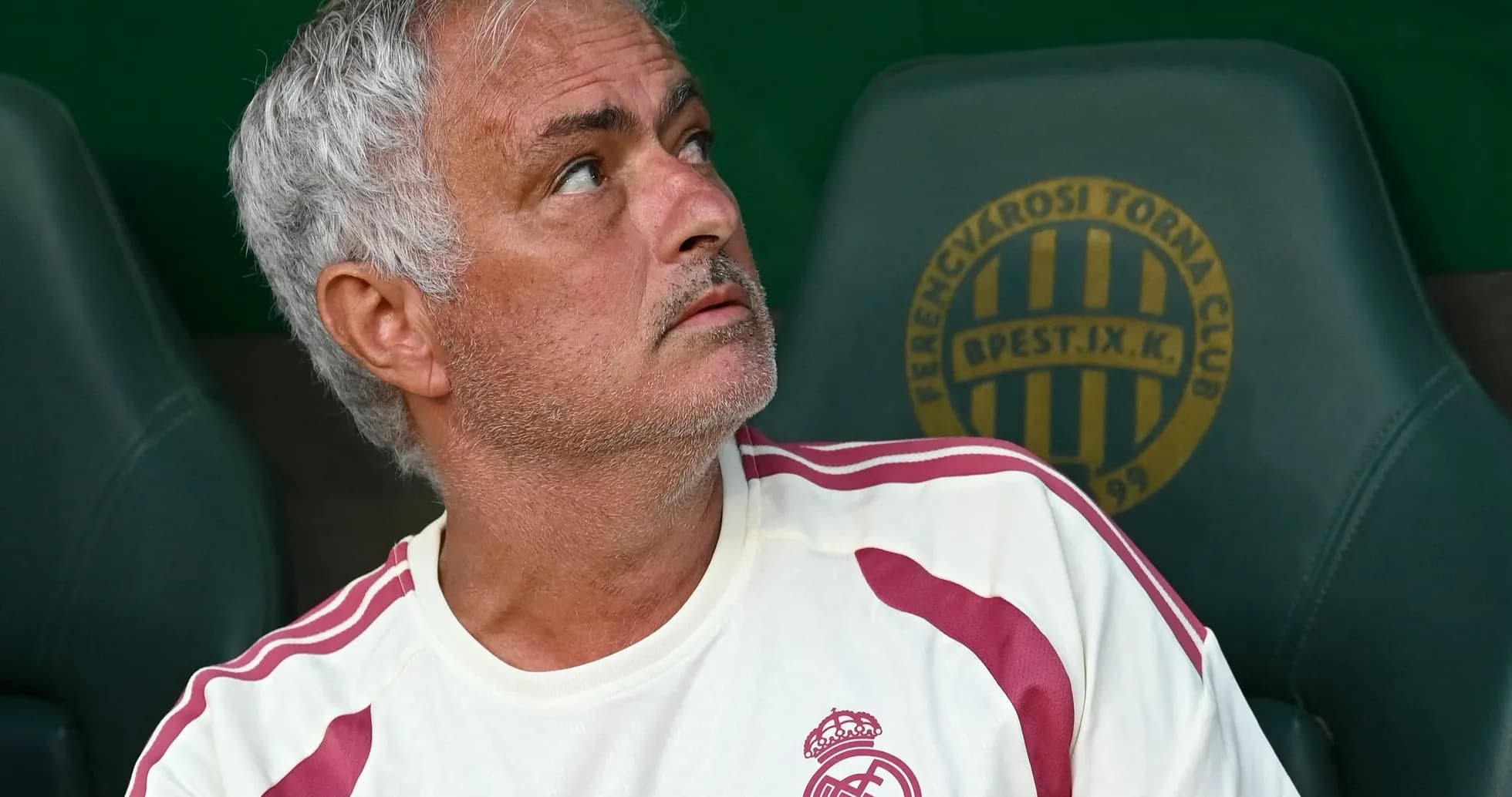 Entrenador en el banquillo durante el partido