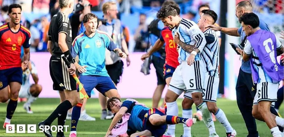 Jugadores de Argentina y España en confrontación en el campo