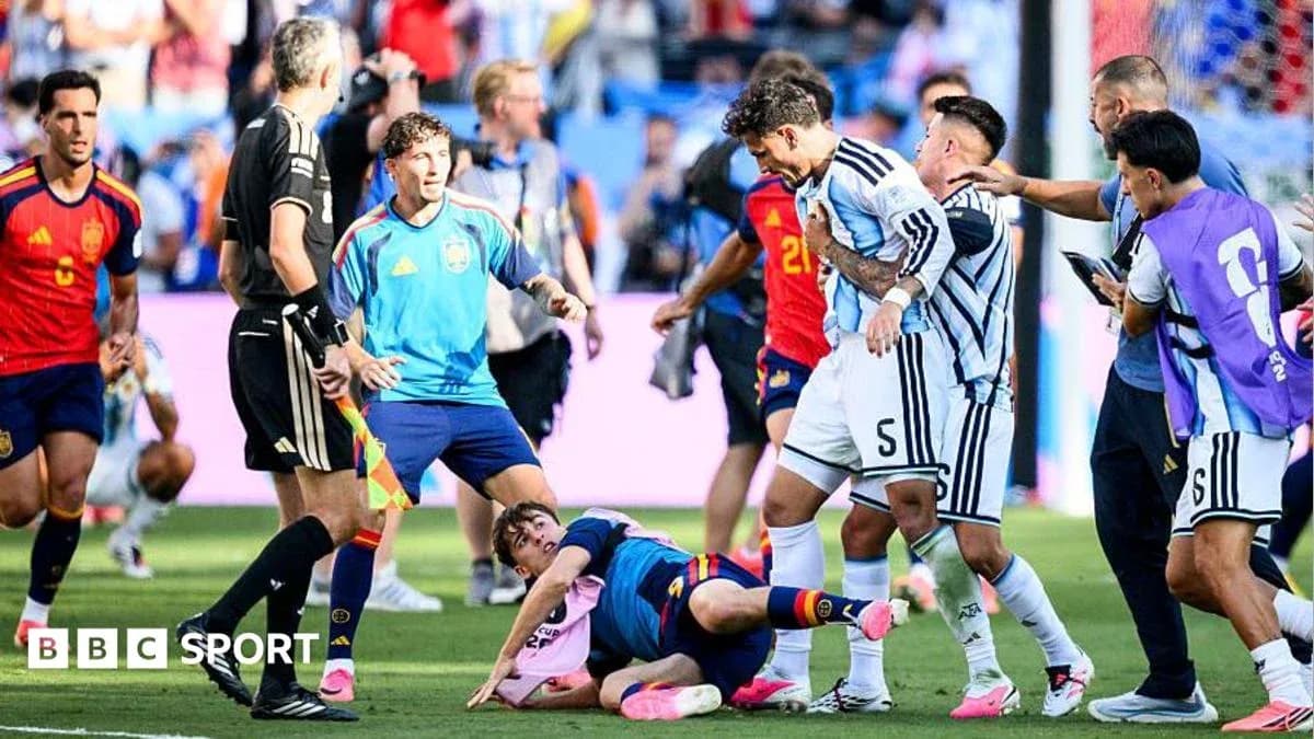 Jugadores de Argentina y España en confrontación en el campo
