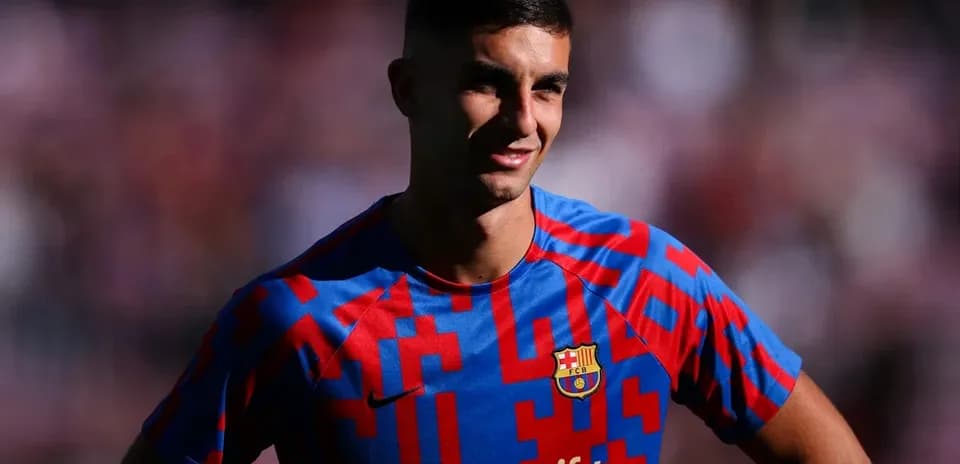 Jugador de Barcelona con camiseta colorida sonriendo