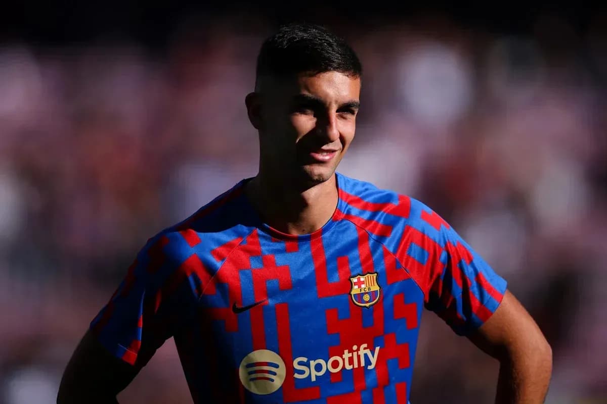Jugador de Barcelona con camiseta colorida sonriendo