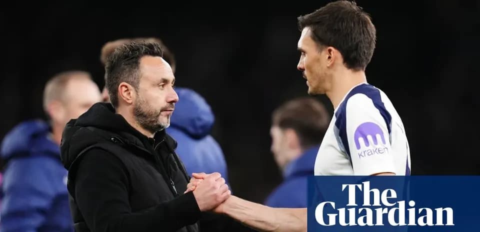 Entrenador y jugador estrechando manos tras el partido