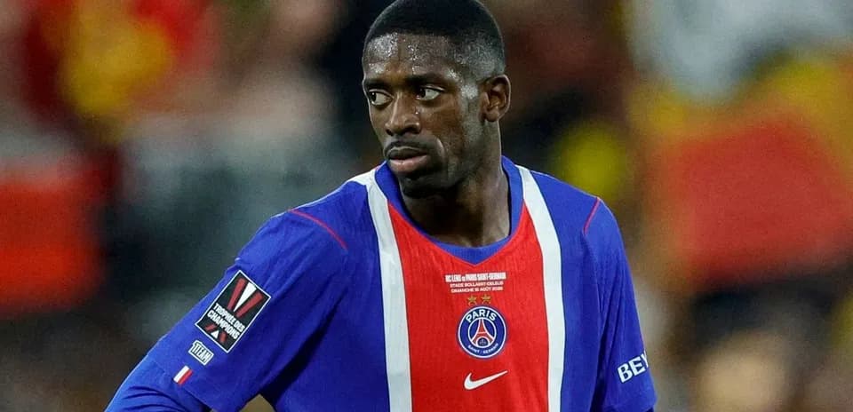 Jugador de PSG con camiseta roja y azul en el campo