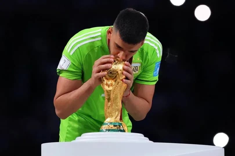 Portero besando el trofeo de la Copa del Mundo
