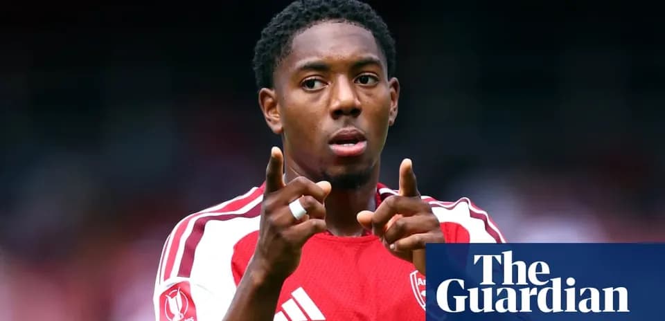 Jugador de Arsenal señalando durante un partido