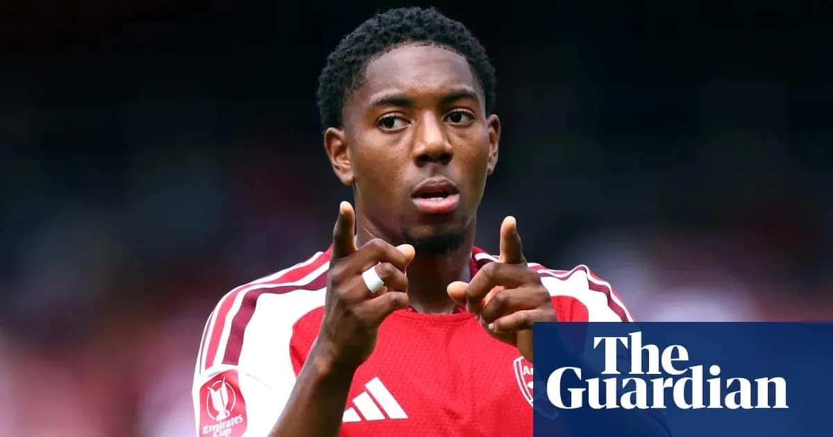 Jugador de Arsenal señalando durante un partido