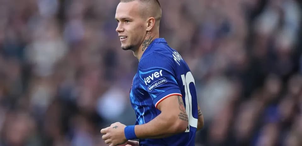 Jugador sonriendo en campo durante el partido