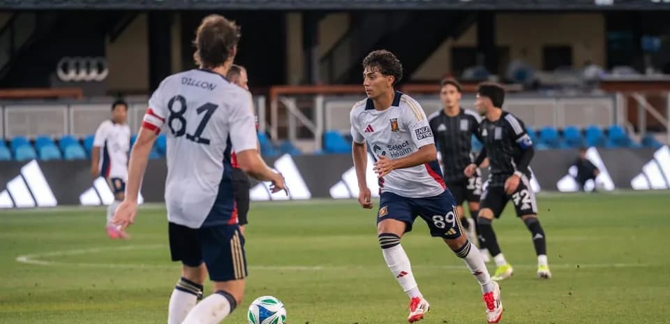 Jugador de Real Monarchs en acción durante partido