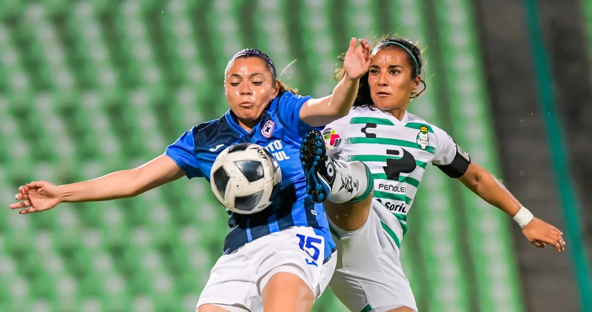 Jugadoras compitiendo por el balón en el partido
