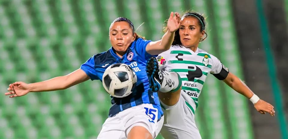 Jugadoras compitiendo por el balón en el partido
