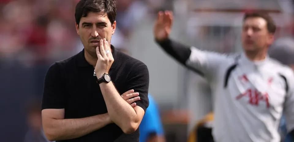 Entrenador observando el partido desde la banda