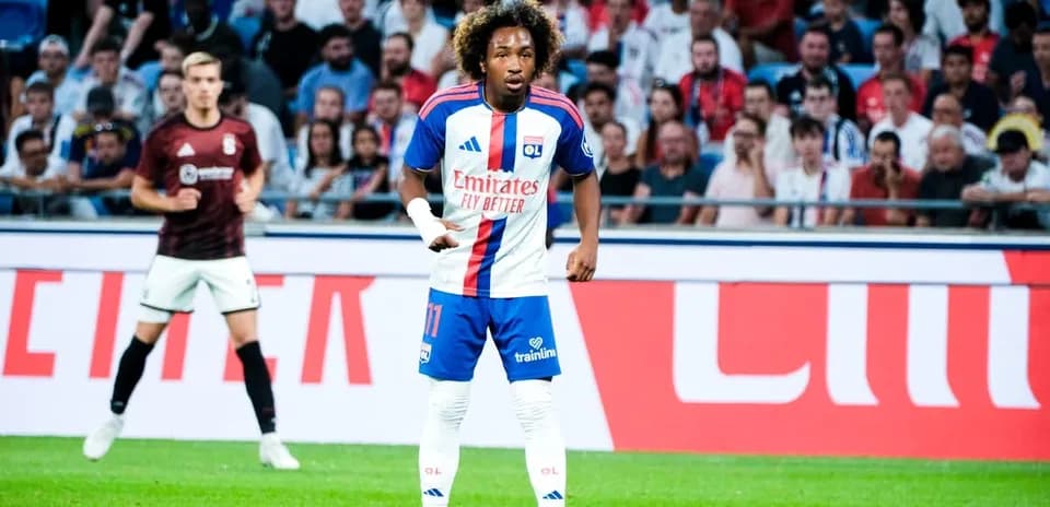 Jugador de Olympique Lyonnais en el campo de juego