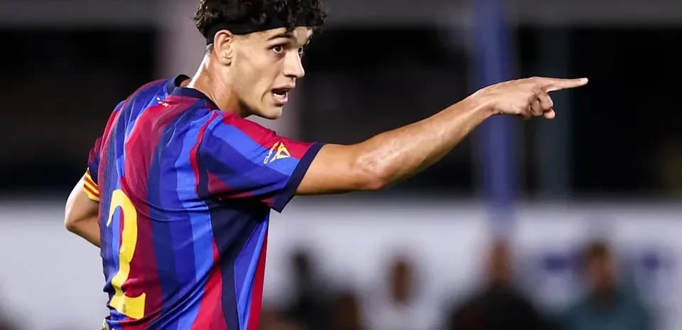 Jugador de Barcelona señalando durante el partido