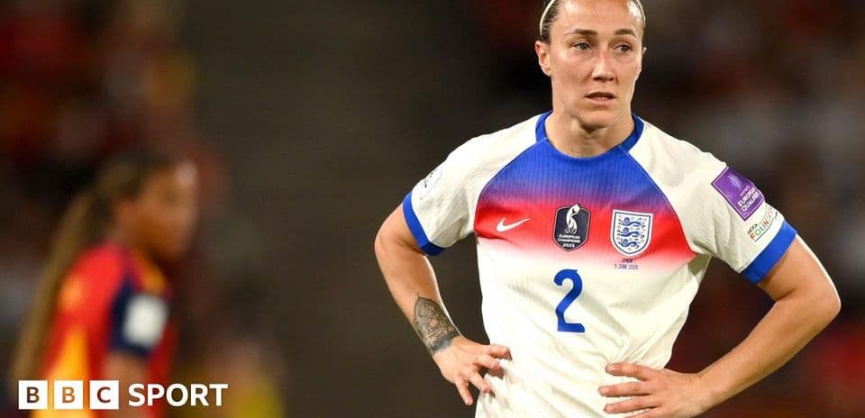 Jugadora de Inglaterra con camiseta número 2 en partido