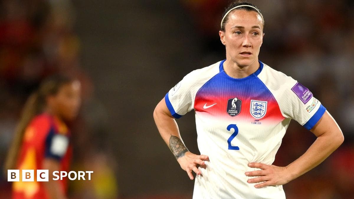 Jugadora de Inglaterra con camiseta número 2 en partido