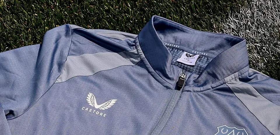 Chaqueta gris con logo de Everton y Castore