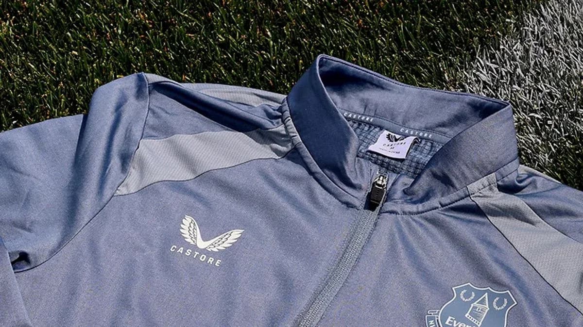 Chaqueta gris con logo de Everton y Castore