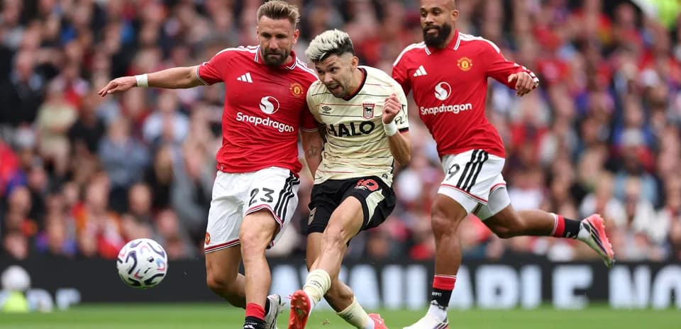 Jugador de Ipswich siendo desafiado por defensores