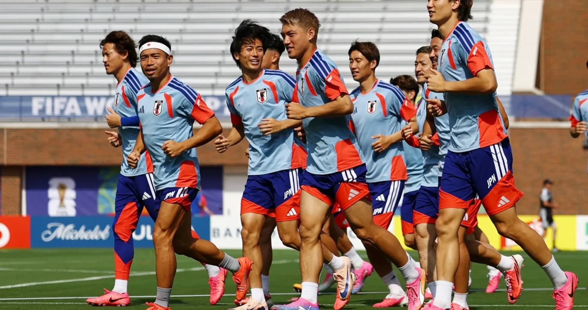 Equipo japonés corriendo durante sesión de entrenamiento