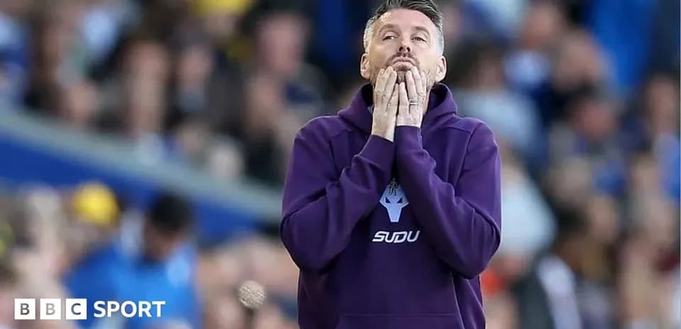 Entrenador preocupado en el banquillo durante el partido
