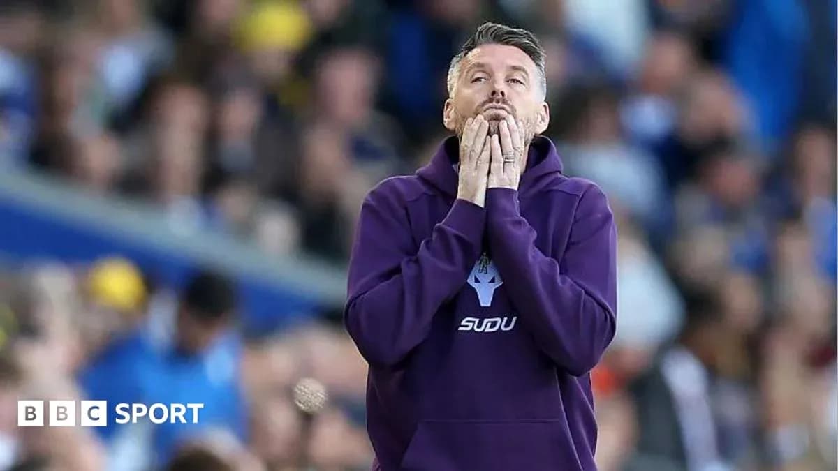 Entrenador preocupado en el banquillo durante el partido