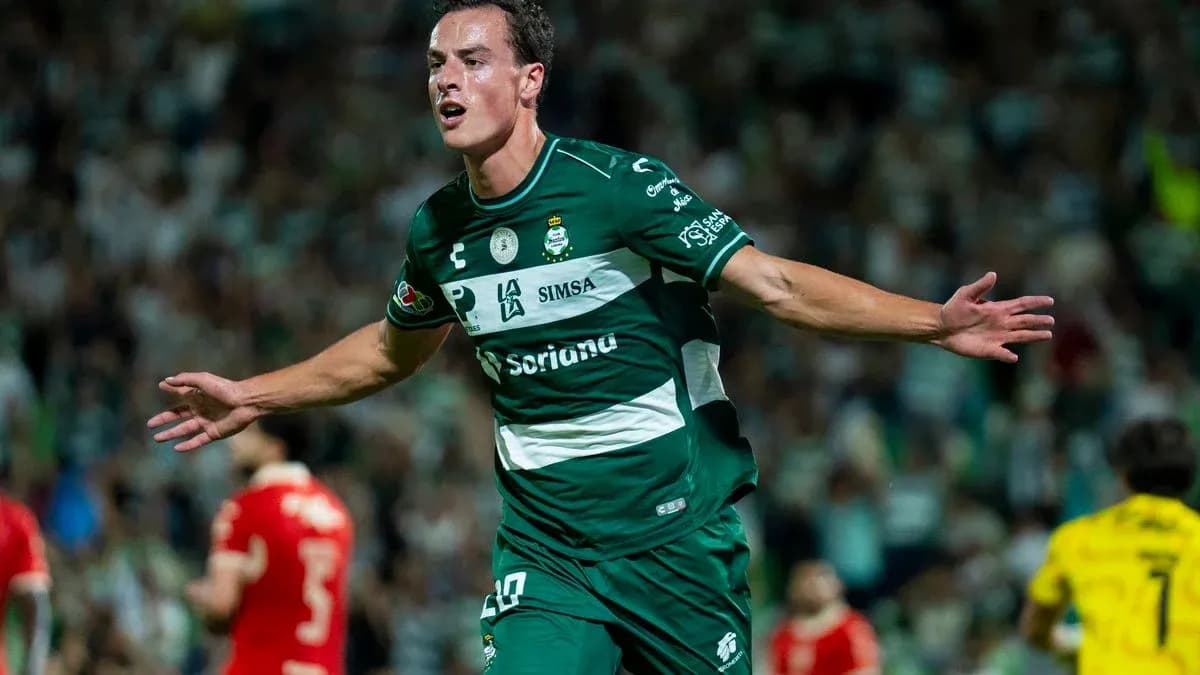 Jugador de Santos Laguna celebrando un gol