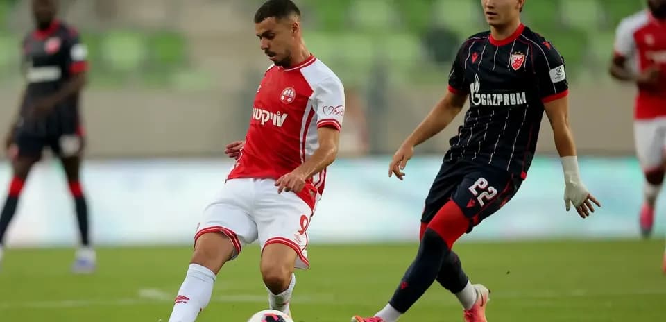Jugador de FK Crvena Zvezda en acción