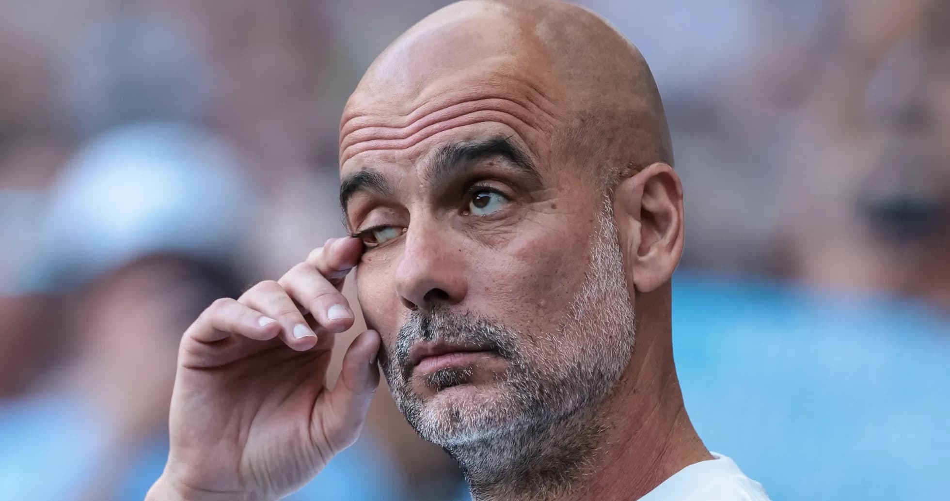 Entrenador en el banquillo durante el partido