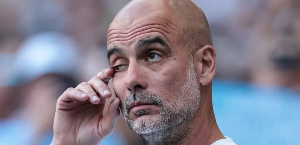 Entrenador en el banquillo durante el partido
