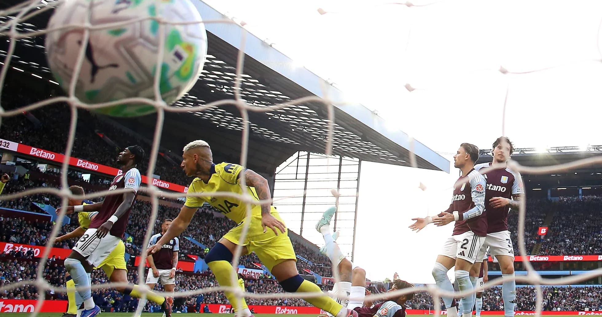 Jugador de Tottenham celebrando un gol