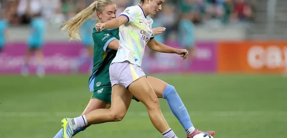 Jugadora de Orlando Pride en acción contra Bay FC